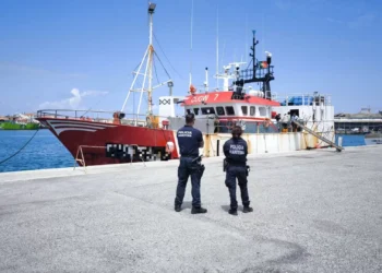 Embarcação de pesca fiscalizada em Peniche. “Identificadas infrações”