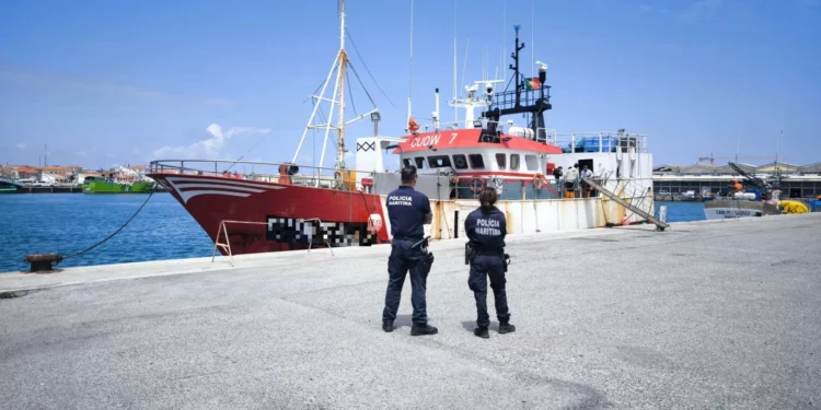 Embarcação de pesca fiscalizada em Peniche. “Identificadas infrações”