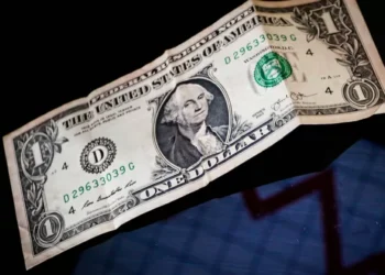 Dólar tem leve queda e fecha dia cotado a R$ 5,56; Ibovespa cai ao menor nível em um mês