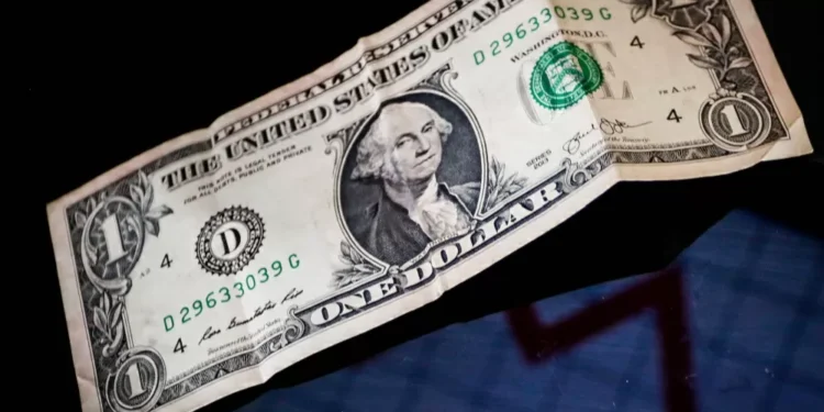 Dólar tem leve queda e fecha dia cotado a R$ 5,56; Ibovespa cai ao menor nível em um mês