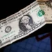Dólar tem leve queda e fecha dia cotado a R$ 5,56; Ibovespa cai ao menor nível em um mês