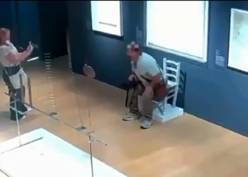 Homem quebra cadeira exposta em museu na Itália ao tentar tirar foto: veja vídeo