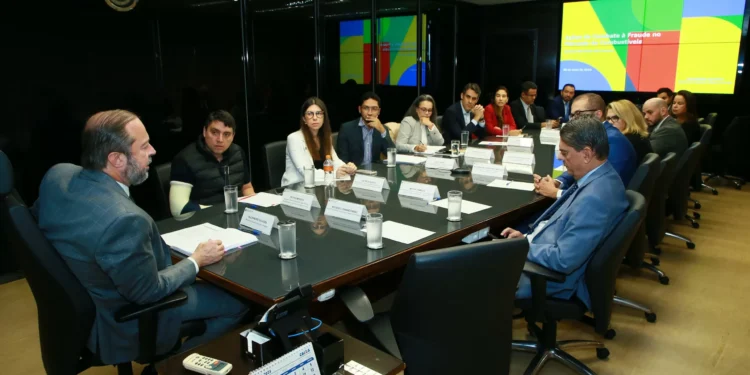 A mobilização de Silveira para garantir redução no preço da gasolina