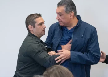 Senador interrompe secretária de Segurança Interna dos EUA. Foi detido