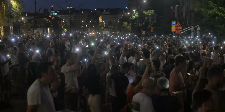 Milhares de pessoas bloquearam ruas da Sérvia. Exigem eleições