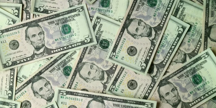 Dólar e Ibovespa recuam em meio às tarifas de Trump e IOF