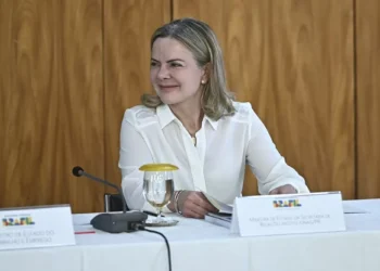 Gleisi alega que derrubada de decreto do IOF pode comprometer meta fiscal e cortar bilhões em emendas