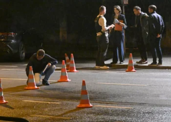 Mulher abatida pela polícia após esfaquear duas pessoas na Alemanha