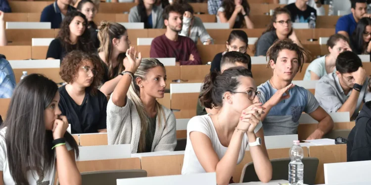 Mestrado? Salário 80% mais alto do que trabalhadores com secundário
