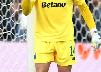 ‘Super’ Cláudio Ramos salva FC Porto de desilusão frente a Abel Ferreira