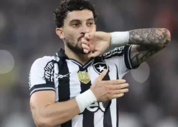 Alex Telles faz previsão para Botafogo e Palmeiras no Mundial: ‘Jogo histórico’