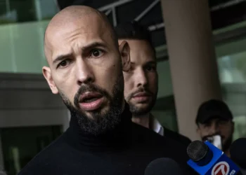 Andrew Tate multado na Roménia. Conduzia a 196 km/h em estrada de 50 km/h