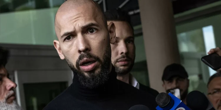 Andrew Tate multado na Roménia. Conduzia a 196 km/h em estrada de 50 km/h