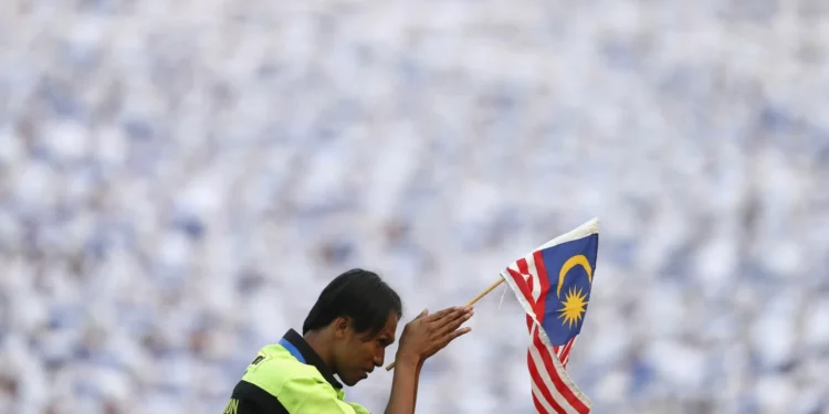 Pelo menos 15 mortos em colisão entre autocarro e carrinha na Malásia