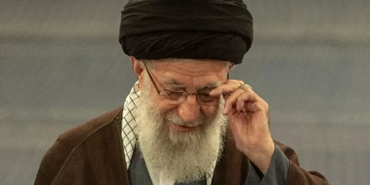 Quais as reais chances do aiatolá Ali Khamenei renunciar ou morrer no Irã?