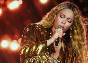 Calça de Beyoncé cai durante show em Londres