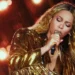 Calça de Beyoncé cai durante show em Londres