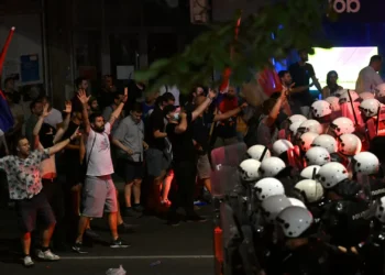 Vários feridos em confrontos entre polícia e manifestantes em Belgrado
