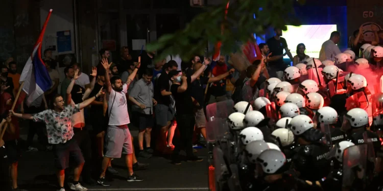 Vários feridos em confrontos entre polícia e manifestantes em Belgrado