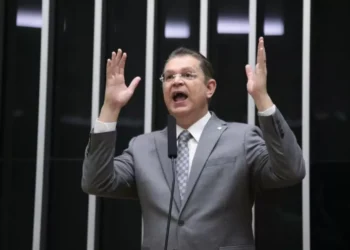 Sóstenes desafia STF, denuncia ‘excessos’ e promete travar pautas até votação da anistia