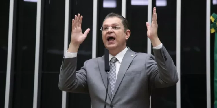 Sóstenes desafia STF, denuncia ‘excessos’ e promete travar pautas até votação da anistia