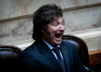 Projeto de Milei faz demanda por dólares explodir 3.000% na Argentina