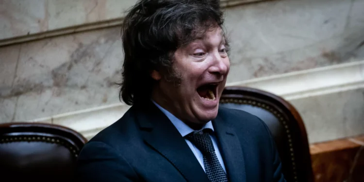 Projeto de Milei faz demanda por dólares explodir 3.000% na Argentina