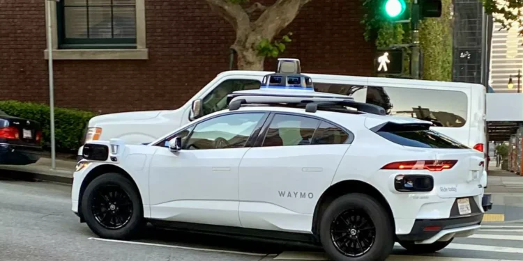 Táxis autónomos chegam a Nova Iorque, mas com condutor