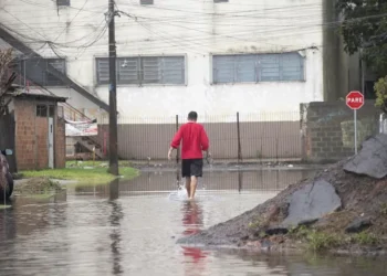 Rio Grande do Sul enfrenta rios transbordando e cidades atingidas em 2024 voltam a ser afetadas