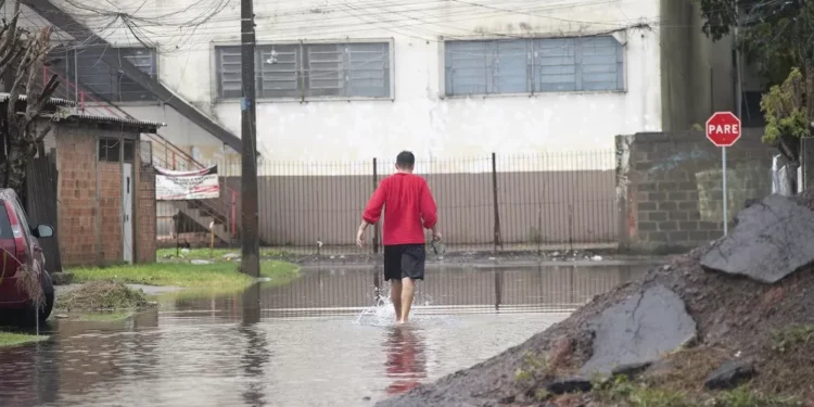 Rio Grande do Sul enfrenta rios transbordando e cidades atingidas em 2024 voltam a ser afetadas