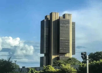 Banco Central eleva taxa Selic para 15%, maior nível desde 2006