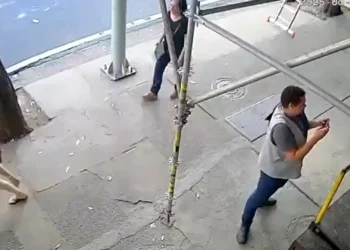 Homem escapa ileso após marquise desabar no Rio de Janeiro