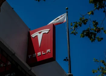 Tesla anuncia forte descida de receitas, de 16% no setor automóvel