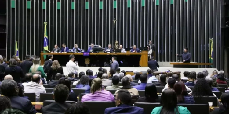 Comissão mista do Congresso aprova reajuste de 9% em salários das Forças Armadas