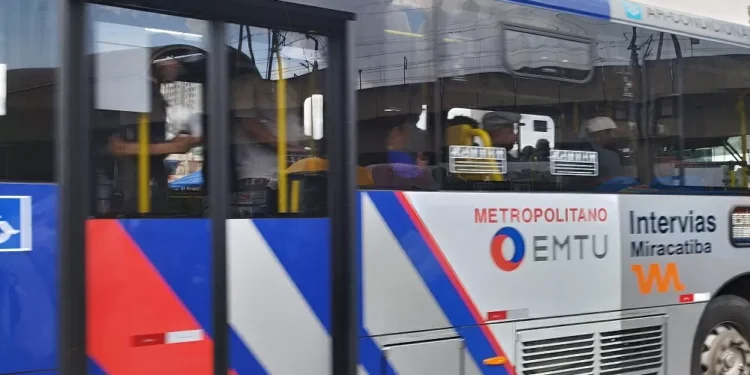 PMs vão trabalhar dentro de ônibus em meio à onda de ataques em SP, anuncia Nunes