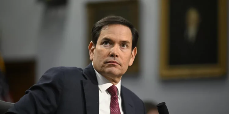 EUA aplicam sanções a ‘frota fantasma’ petrolífera iraniana e Hezbollah