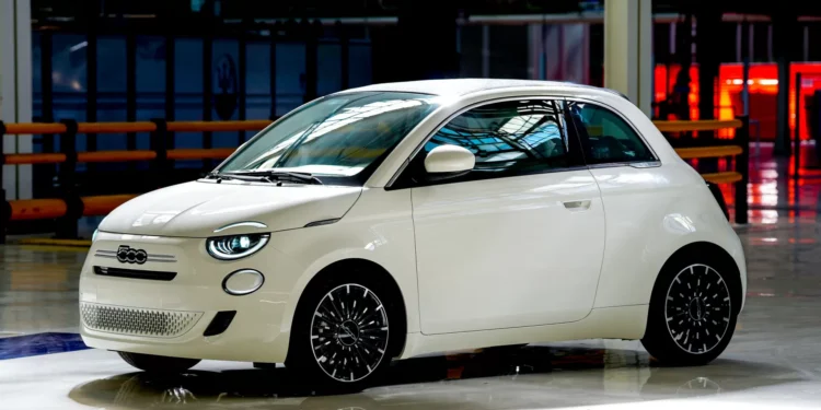 Fiat 500 Hybrid será produzido em Itália, revela a marca
