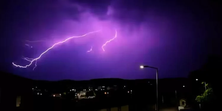 Portugal com calor e trovoada: As imagens do céu roxo e iluminado a Norte