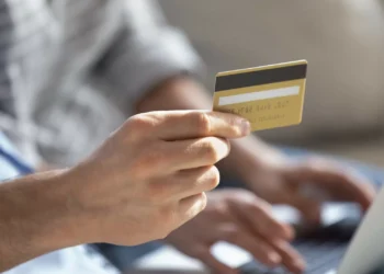 Detidos dois homens que conduziam à procura de idosos para burlar