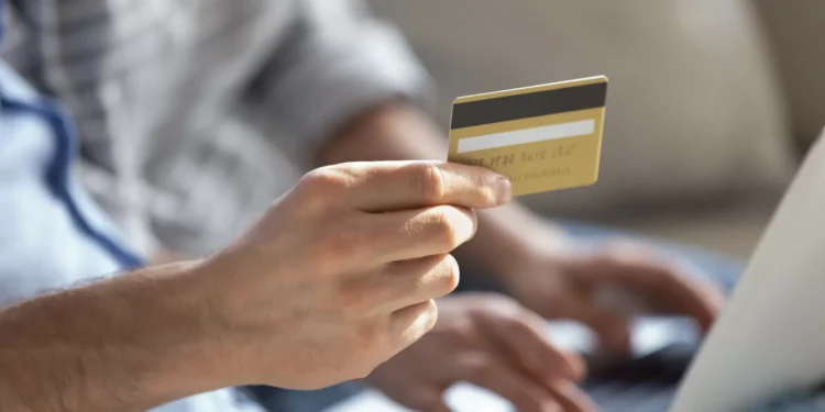 Detidos dois homens que conduziam à procura de idosos para burlar