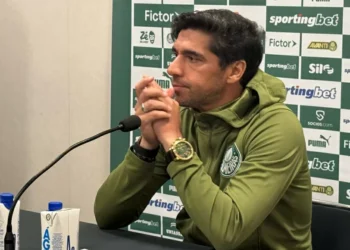 Abel questiona arbitragem após derrota do Palmeiras para o Corinthians: ‘decidido por dois lances’
