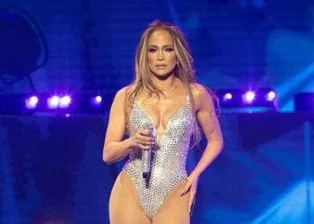 Sensualidade em dose máxima: como Jennifer Lopez voltou a assumir o trono fashion da música pop