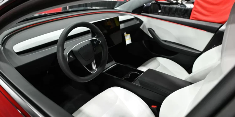 Tesla integra ‘chatbot’ Grok nos seus carros muito em breve