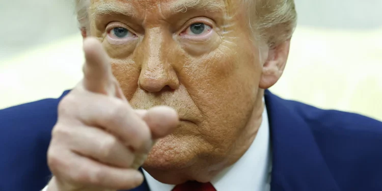 Trump anuncia tarifa de 50% ao Brasil e atribui decisão a “perseguição” contra Bolsonaro