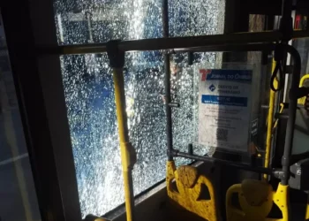 Vândalos dos ônibus atacam veículo escolar