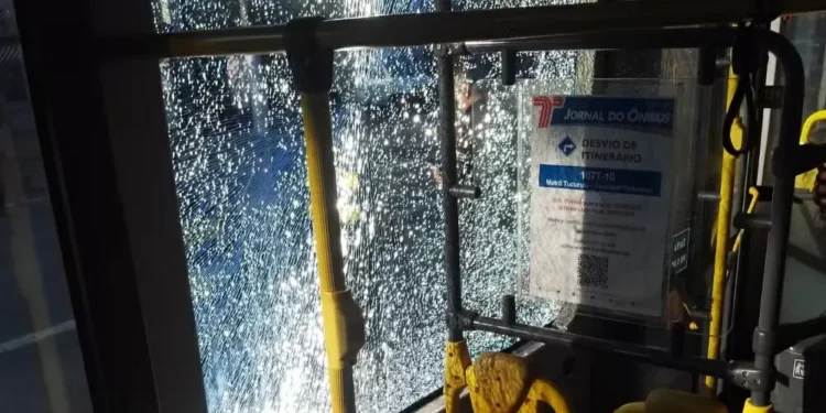 Vândalos dos ônibus atacam veículo escolar