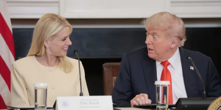 Trump não quis “perder tempo” com Epstein (mas é agora alvo de críticas)