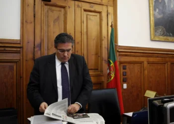 Abreu Amorim desafia líder da IL a ajudar “Governo a transformar” o país