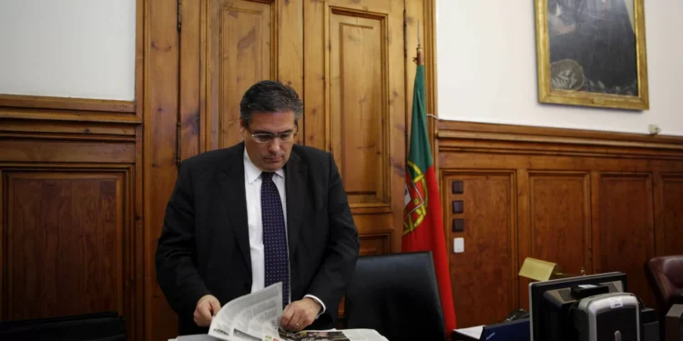 Abreu Amorim desafia líder da IL a ajudar “Governo a transformar” o país