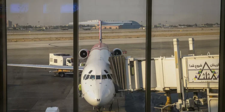 Teerão anuncia reabertura total do espaço aéreo. “Prontos a operar voos”